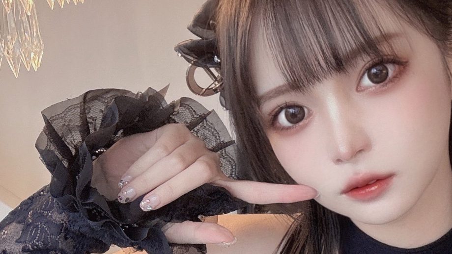 早瀬みる｜黒レースに、赤い結び目
