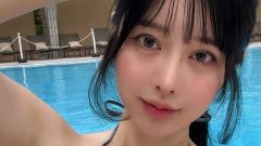 一詠｜プールサイドの青に、ほどける視線
