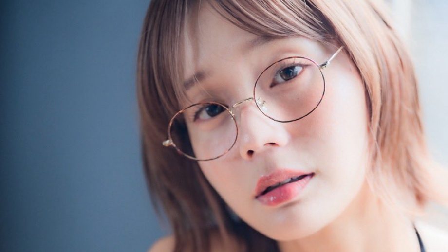 優希つづは｜メガネ越しの黒は、やさしく危うい