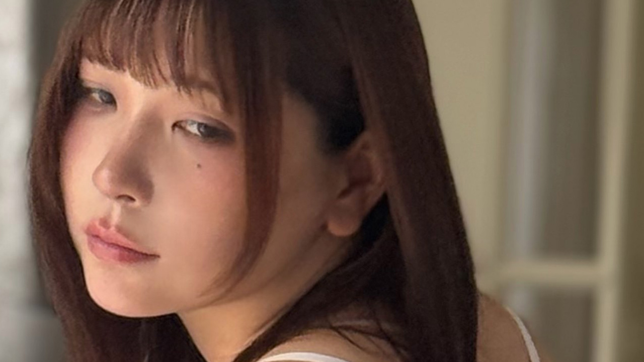 あまつまりな｜午後の窓辺に、青い花が咲く背中の画像1