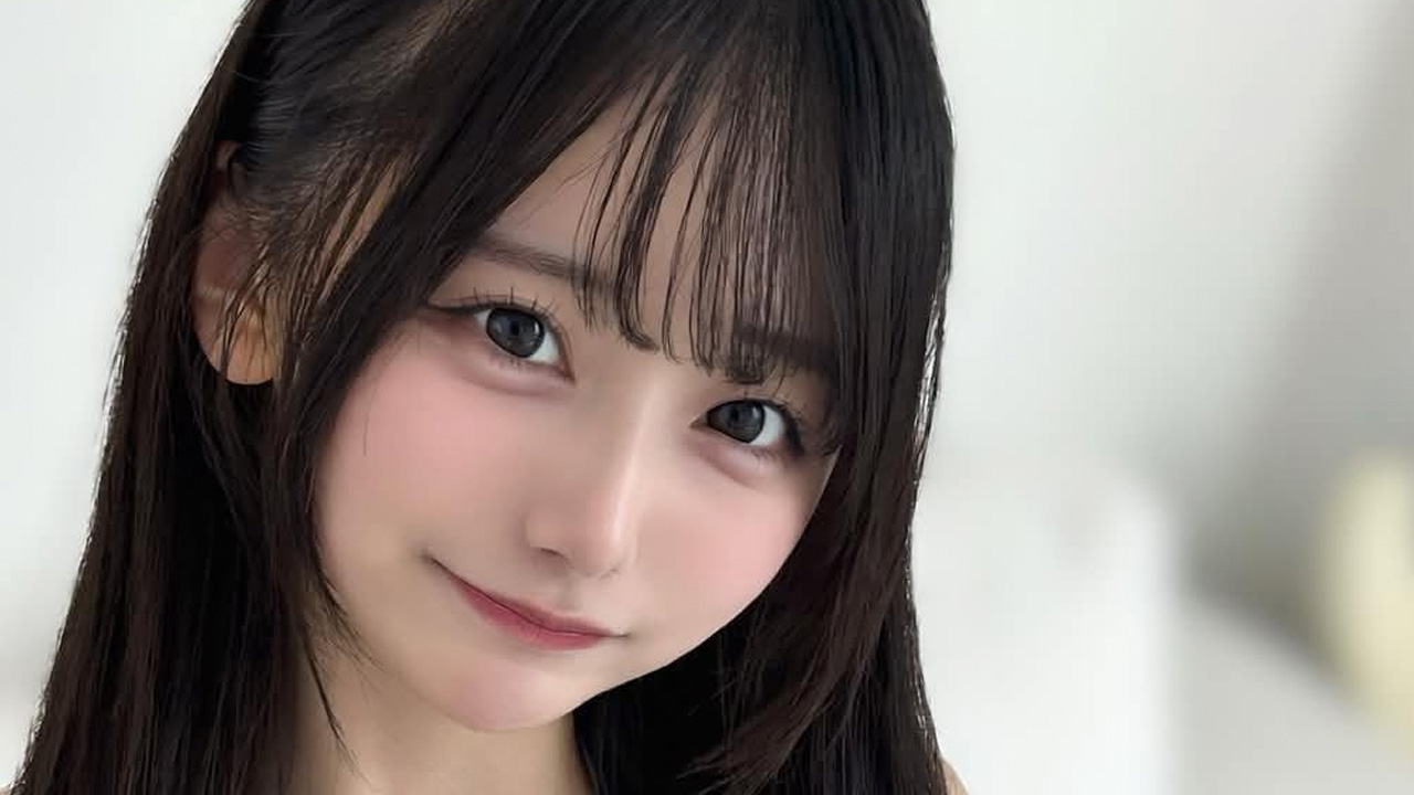 雨宮りり｜白いソファに、青い熱の画像1