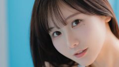 けんけん｜ブルーの部屋で、夏は座って待っている
