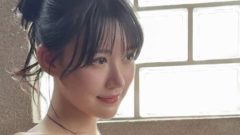 木村絵里子｜階段に座る、金色の秘密