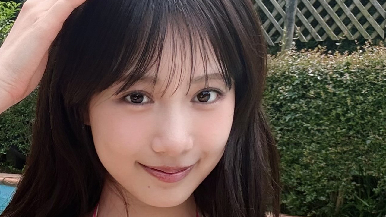 横野すみれ｜赤い模様の夏は、笑顔から咲くの画像1