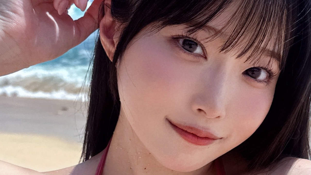 岸みゆ｜赤い海辺に、夏が微笑むの画像1
