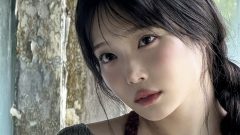岸みゆ｜廃屋の窓辺に咲いた赤い秘密
