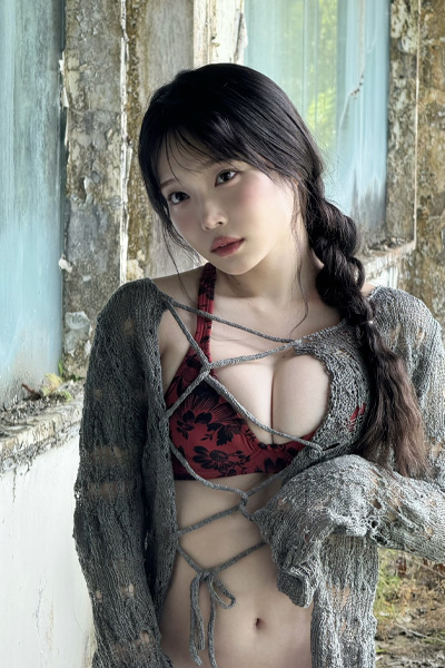 岸みゆ｜廃屋の窓辺に咲いた赤い秘密の画像2