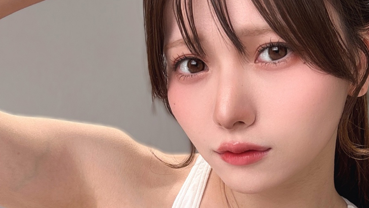 篠宮なほ｜白いスポーツトップの無防備な反則の画像1