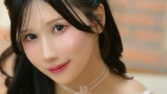 朝比奈りる｜花びらランジェリーの、ひざまずく朝