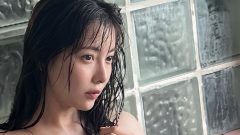 橘舞｜濡れたタイルの縁で、沈黙が肌になる