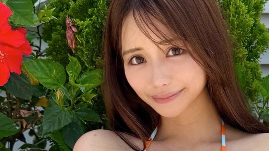 新田妃奈｜ハイビスカスの庭で、夏は縞模様になる