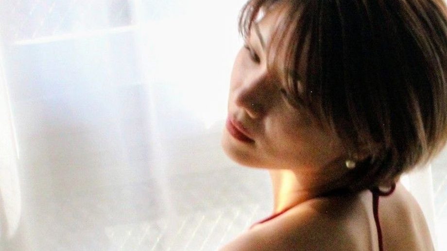 大川成美｜赤い膝、白いレースの午後