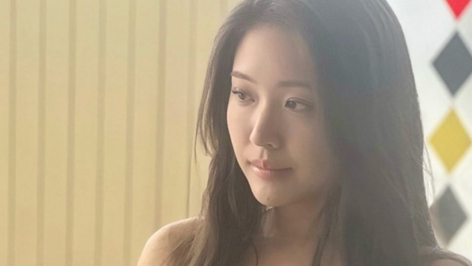 水咲優美｜黒い午後は、テーブルの角で微笑む