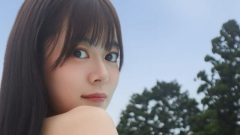 栗原もみじ｜獣柄の午後は、プールの縁で振り返る
