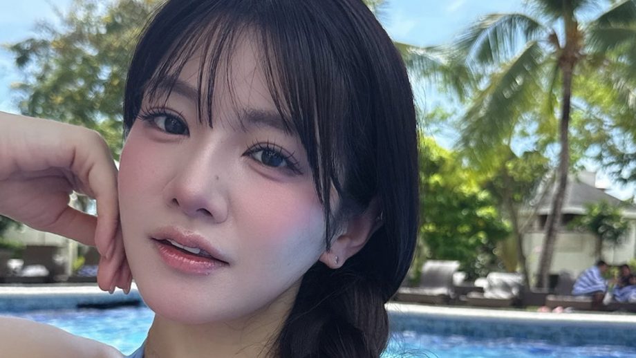 澄川れみ｜青いプルメリアの水際