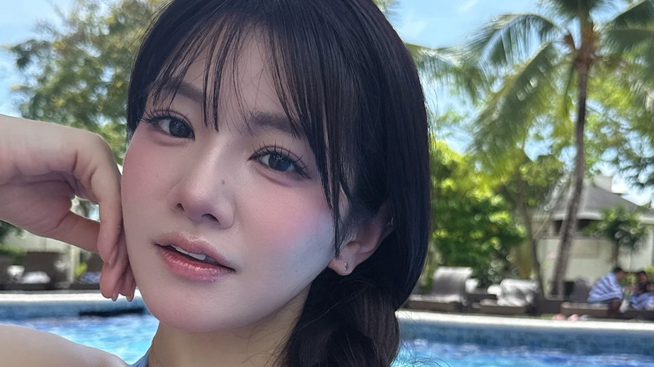 澄川れみ|青いプルメリアの水際の画像1
