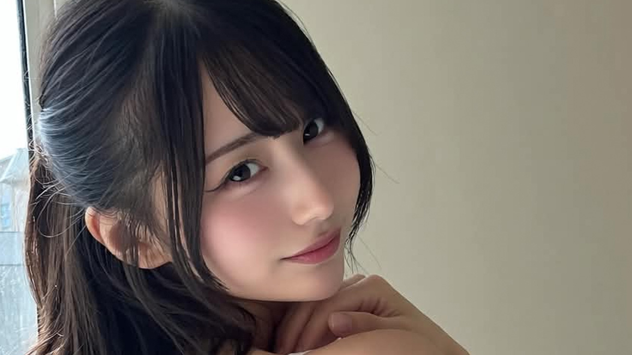 雨宮りり|白い窓辺、振り向くひとの画像1