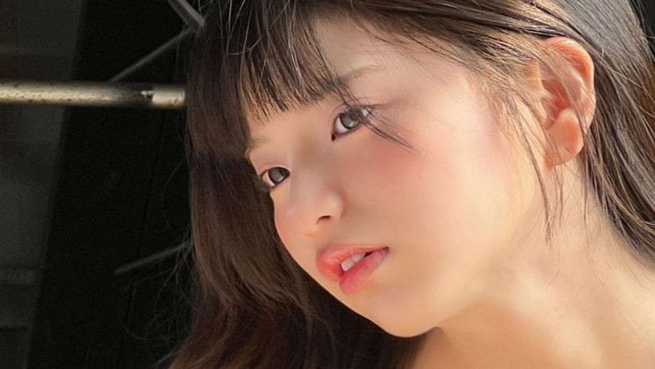 姫野ひなの｜黒い機械のそばで、光る素肌