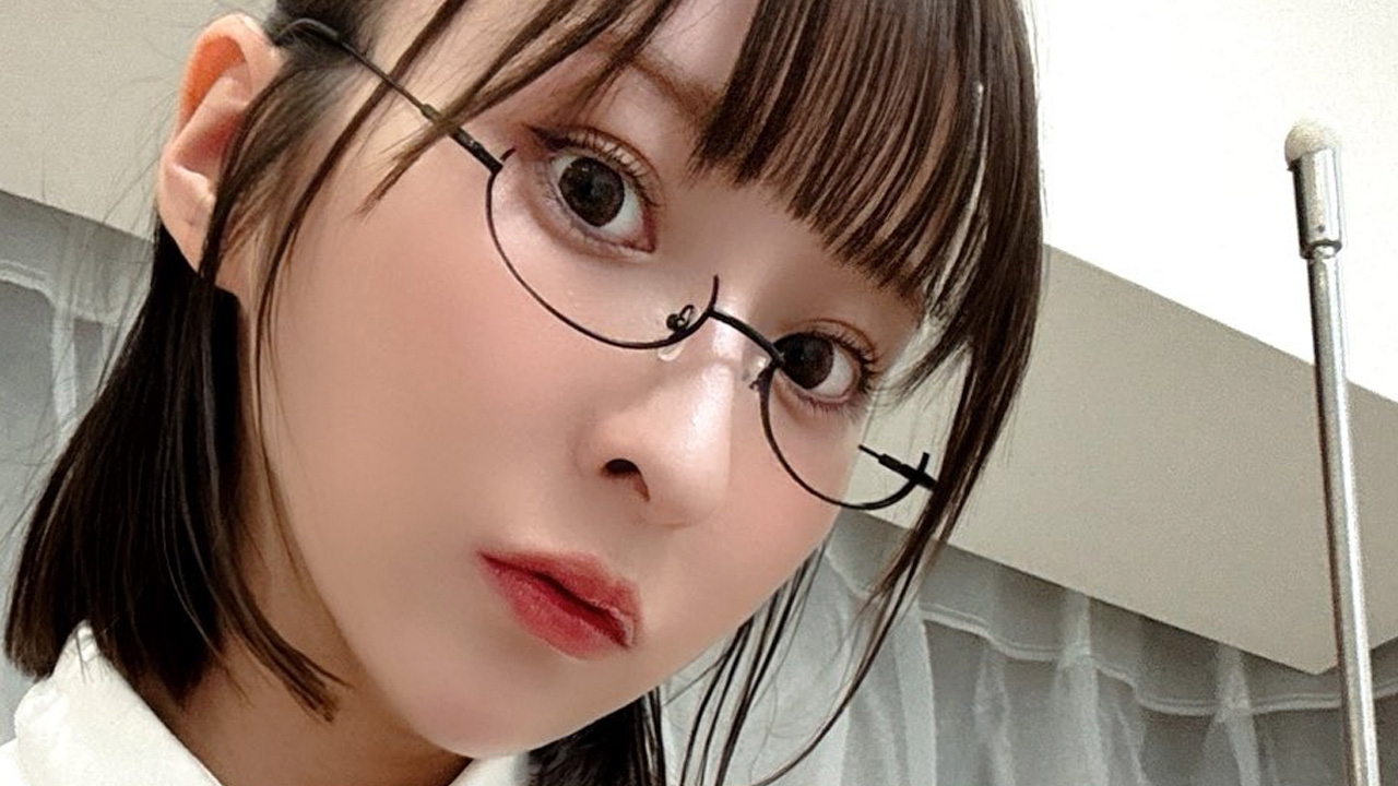緒方咲｜眼鏡の向こうで、いたずらは正装になるの画像1