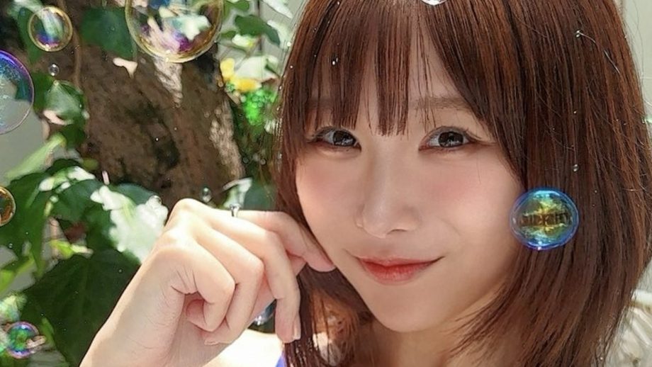 日向葵衣｜ 泡の庭で、青は笑う
