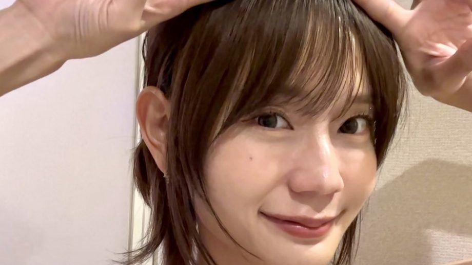 優希つづは｜グレーのピースサインは、素顔の魔法