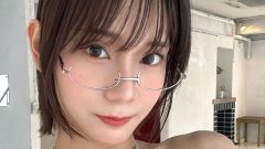 優希つづは｜銀のフレームに映る、淡い砂の秘密