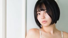 丸井桜子｜白い扉の前で、未完成の夜が立ち止まる