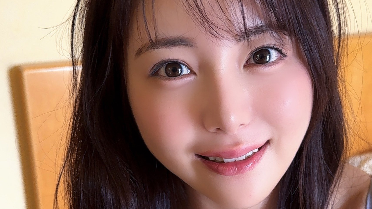 橘舞|ベッドの端で、微笑みは熱を持つの画像1