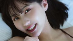 みく｜白いシーツの上で、チョコレート色の朝