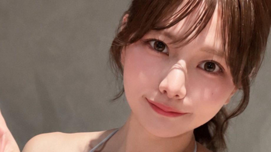 篠宮なほ｜水色のピースサインで、夏は少しだけ無邪気になる