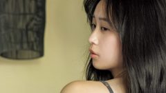 溝端葵｜背中で語る、灰色のさみしさ