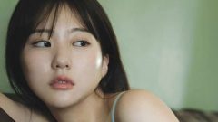 みく｜革のソファで眠る、水色のため息