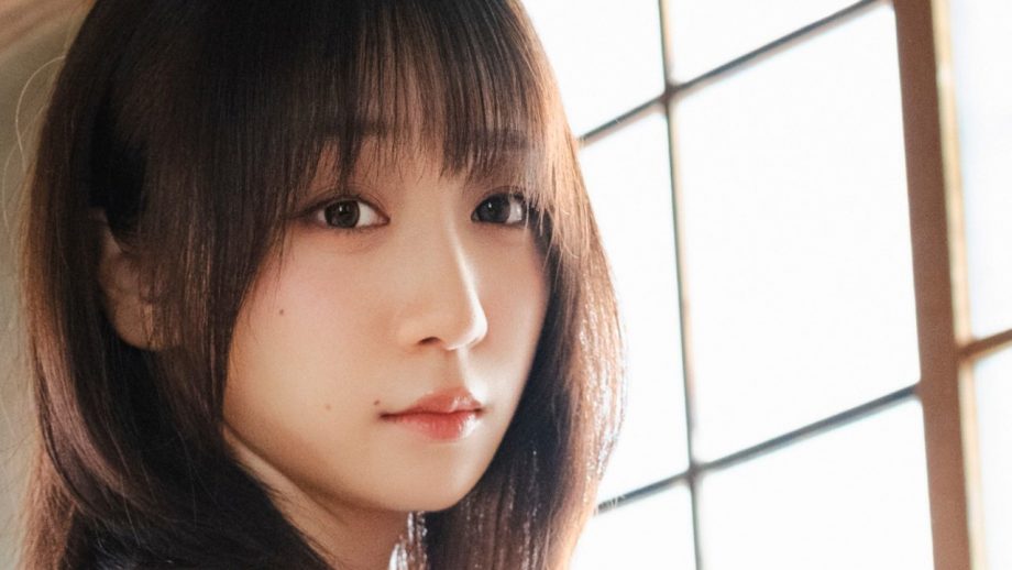 伊織もえ｜畳の窓辺で、夏がひざをつく
