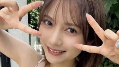 桃月なしこ｜木漏れ日のピースサイン