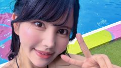 猫宮かおる｜プールサイドのピースサイン