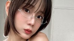 優希つづは｜白い床のうえで、君は句読点になる