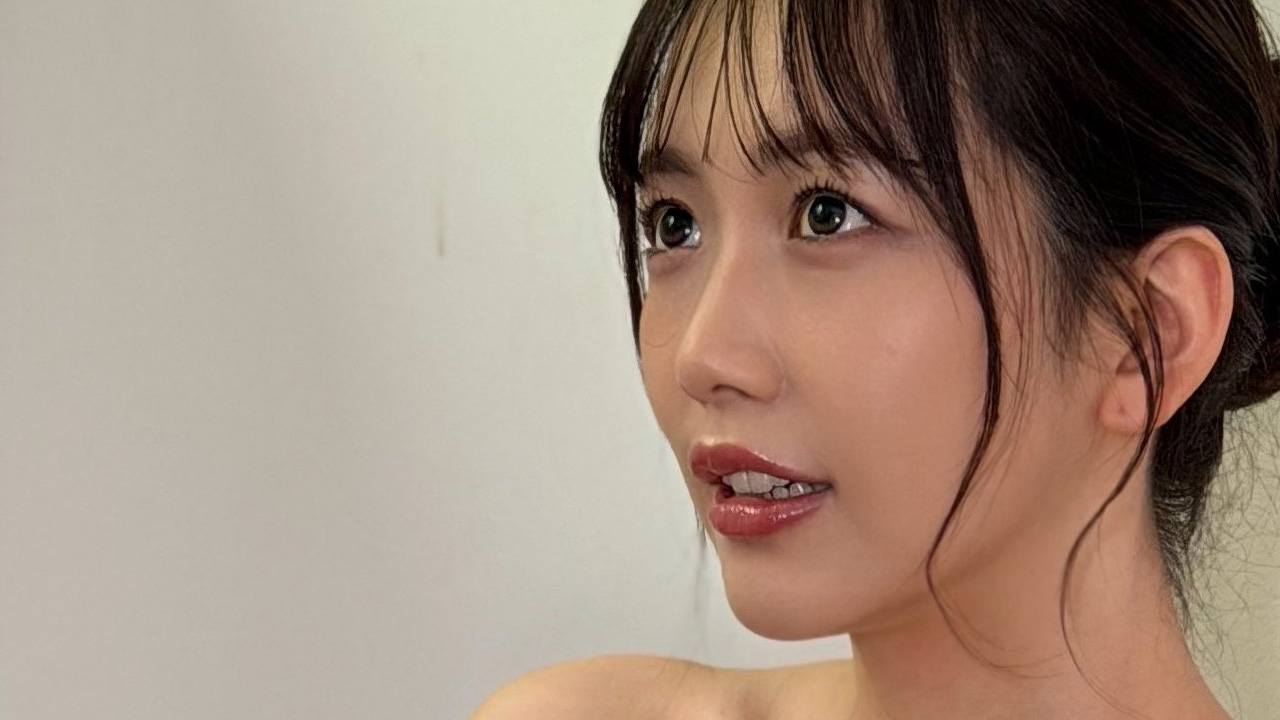 宮川みやび｜赤い小花と、壁際の祈りの画像1
