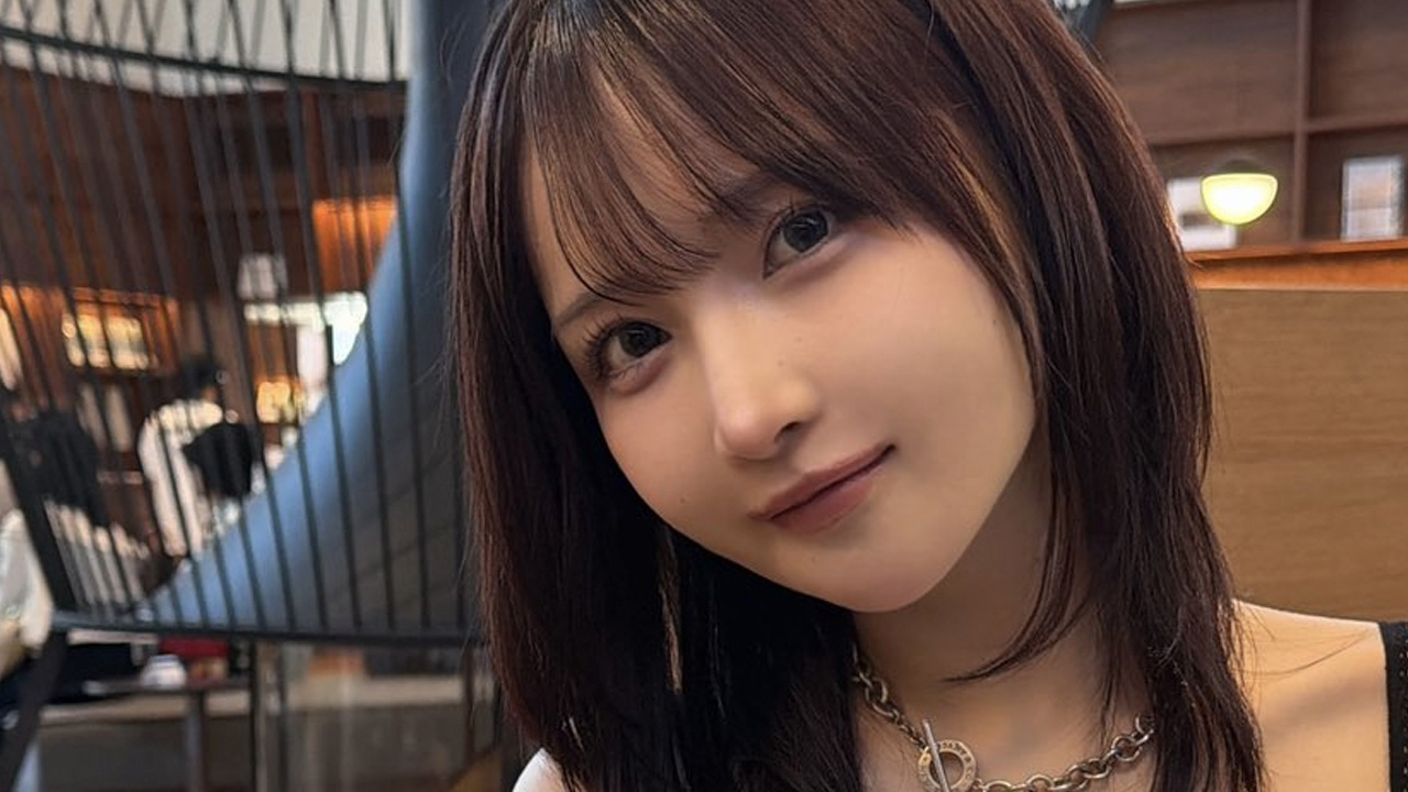 五木ゆうり｜ラウンジの椅子で、言葉はまだ服の中にあるの画像1