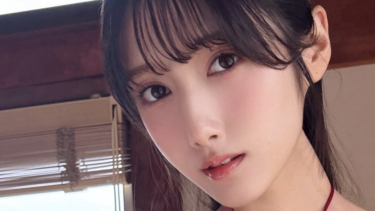 村雨芙美｜窓辺に咲いた、真昼の深紅の画像1
