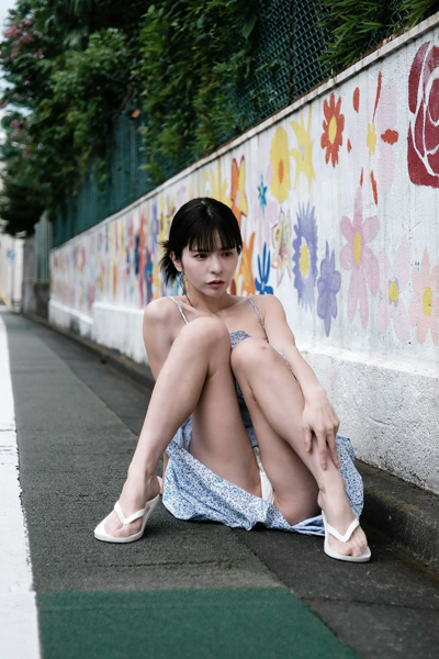 紅羽祐美｜花の壁と、雨あがりのひざの画像2