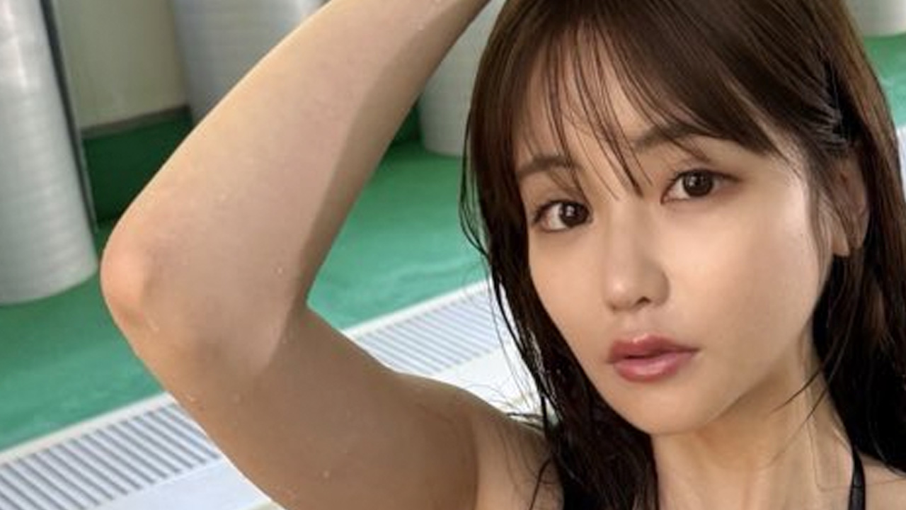 新田妃奈｜黒の縦線は、視線を逃がさないの画像1