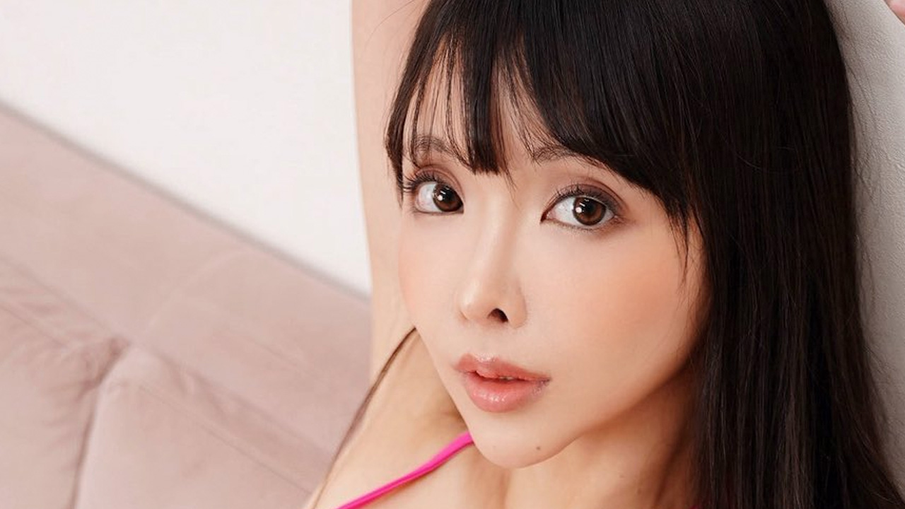 東堂とも｜桃色の罠は、ソファで待っているの画像1