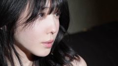 紫堂るい｜黒いソファに座る、影の花