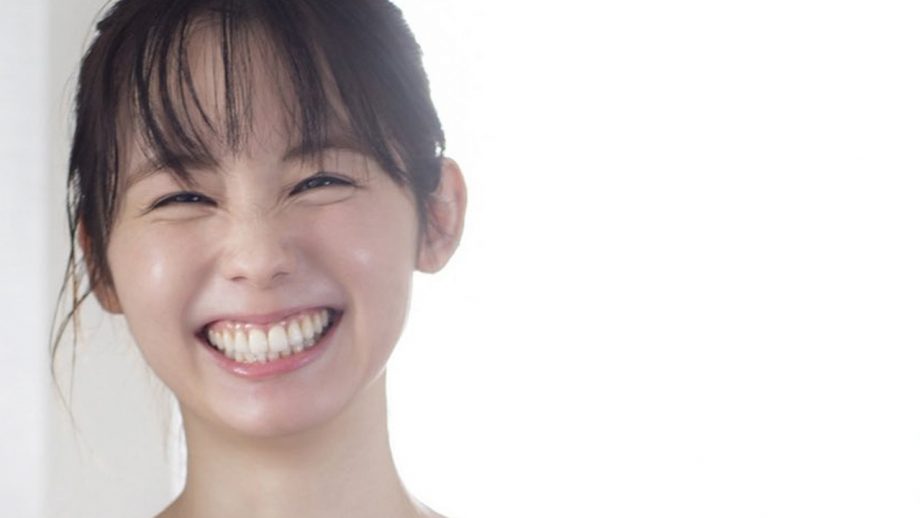 小池里奈｜朝の廊下で、笑顔だけが先に咲く