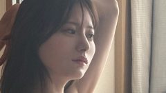 篠宮なほ｜白い朝、ベッドのふちで夢が目を覚ます