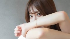 桃里れあ｜脱ぎかけの白は、いちばん正直だ