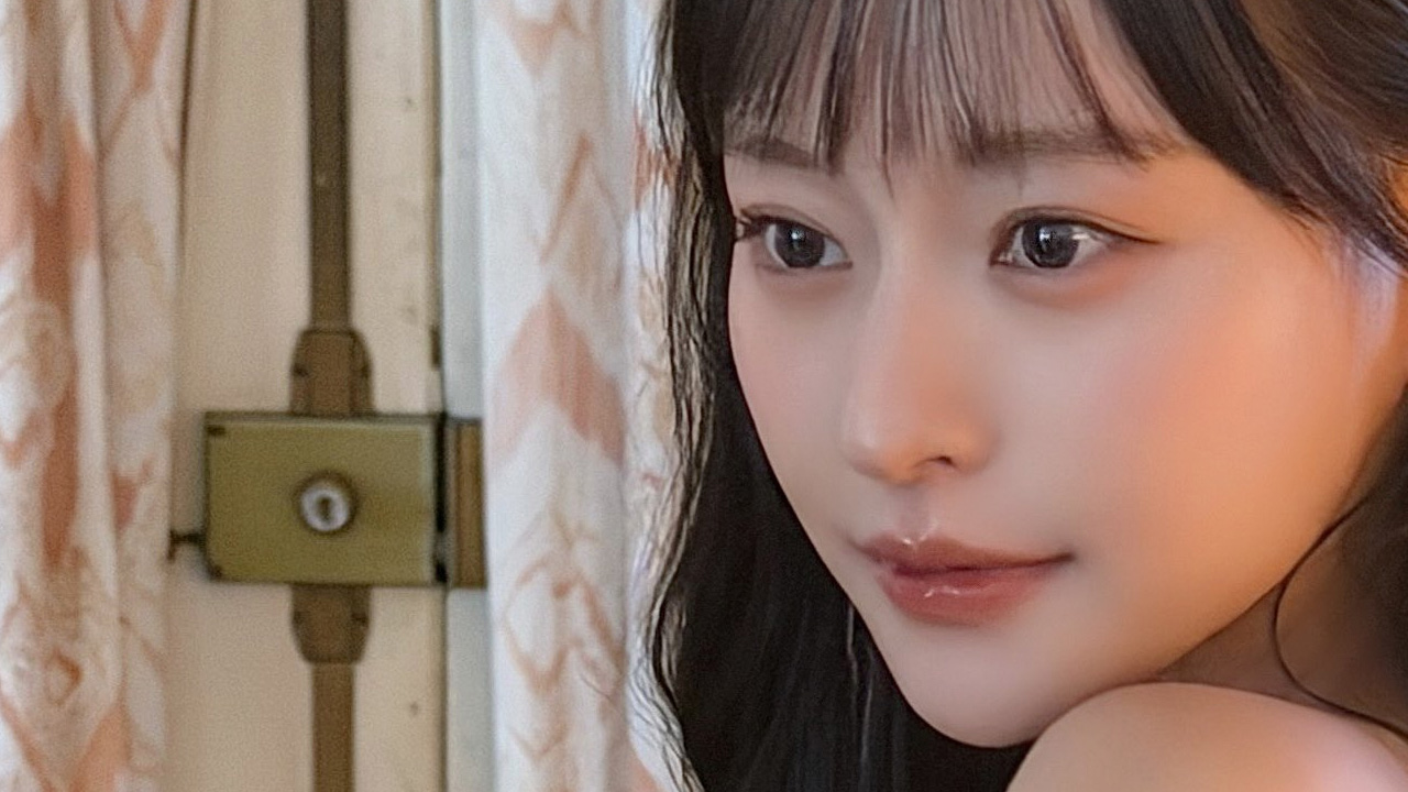 高崎かなみ｜木の机、夜の灯り、まだ言えない秘密の画像1
