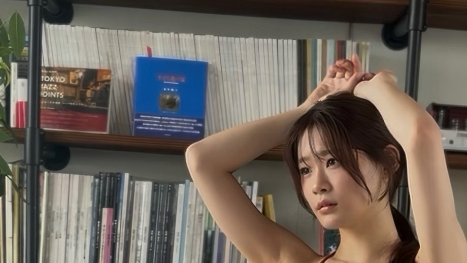 野村るな｜本棚の森で、赤は静かに燃えている