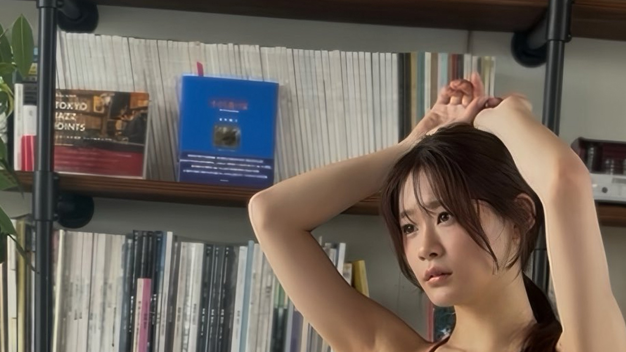 野村るな|本棚の森で、赤は静かに燃えているの画像1