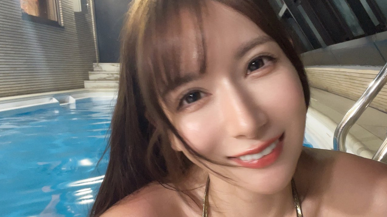 百合川サシャ｜夜のプールは、笑顔を溶かして金にするの画像1